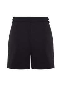 Shorts noirs cintrés avec passants de ceinture et une seule poche passepoilée à l'arrière côté droit, affichés sur fond blanc.
