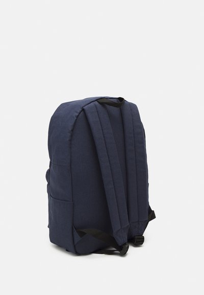 Rucsac din material navy, cu spate și bretele căptușite, având buzunare laterale și o mânere superioară, cu o formă rectangulară structurată.