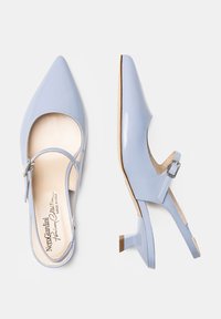 Escarpins slingback en cuir verni bleu clair avec un bout pointu, une sangle à la cheville ajustable et un petit talon bloc avec un accent métallique.