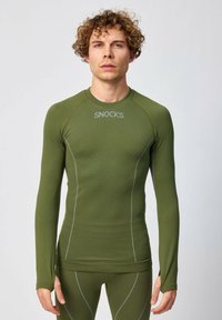 Groene lange mouwen sportshirt van ribstof. Heeft grijze stiksels en het woord "SNOCKS" gedrukt op de borst.