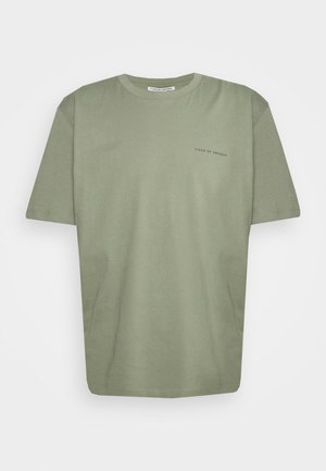 Olijfgroene katoenen T-shirt met korte mouwen, voorzien van een ronde hals en een subtiele logoafdruk op de borst. Soepele textuur, comfortabele pasvorm.