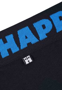 Crne tkanine bokserice s plavim teksturiranim pojasom na kojem se nalazi riječ "SRETNO". Mali bijeli oznaka s crnim ikonom na struku.