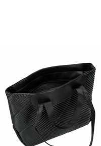 Zwarte tote bag gemaakt van textuur synthetisch materiaal, met diagonale ribbels, twee stoffen handvatten en een ruime binnenkant met een ritsvak.