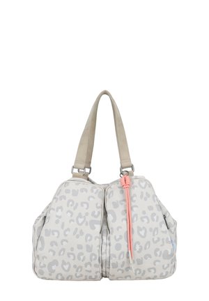 Sac à main gris clair à motif léopard avec des poignées beige et un détail en cordon rose sur le curseur de la fermeture éclair avant, présenté sur un fond blanc.