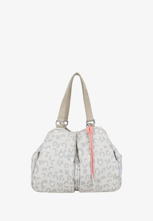 Sac à main gris clair à motif léopard avec des poignées beige et un détail en cordon rose sur le curseur de la fermeture éclair avant, présenté sur un fond blanc.