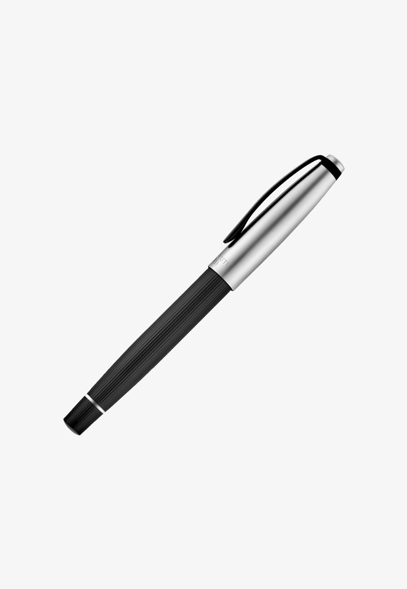 Elegantné čierne plniace pero s textúrovaným úchopom a matným strieborným viečkom s čiernou sponou, izolované na bielom pozadí.