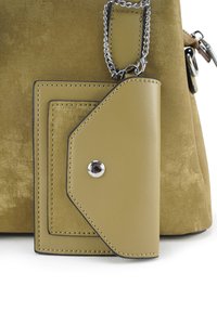Olivgrünes Lederportemonnaie mit Druckknopfverschluss und kontrastierender Naht, verbunden mit einer passenden strukturierten Handtasche mit silbernem Kettenakzent.