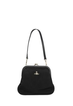 Borsa a mano in pelle nera con chiusura a scatto in argento, tracolla regolabile e piccolo logo a forma di globo in argento al centro davanti.