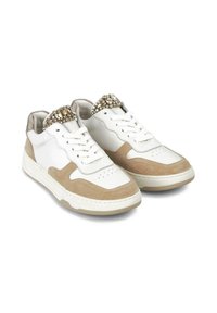 Zapatillas blancas y topo con acentos de ante, punta redondeada, parte delantera con cordones y detalles brillantes en el talón. Suela de goma.