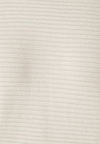 Tissu beige avec des rayures horizontales, fabriqué à partir d'un matériau doux et texturé. Les rayures varient en largeur, créant un intérêt visuel.