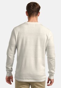 Hellgrauer Strickpullover mit strukturierten horizontalen Streifen, gerippten Strickbündchen und Rundhalsausschnitt. Sichtbar glattes, weiches Gewebe.