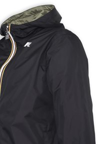 Giacca da pioggia nera con cappuccio, dotata di chiusura a zip e dettagli gialli. Realizzata in materiale leggero, con una texture liscia e dettagli con logo.