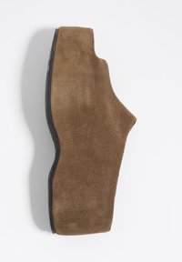 Zueco de ante marrón con suela curva negra, punta cerrada y parte trasera abierta, mostrado de lado sobre fondo blanco.