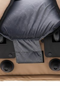 Prodotto in tessuto marrone con una sezione imbottita grigia decorata con un motivo. Include hardware nero e dettagli circolari nella parte inferiore.