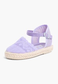Levandulové espadrilky s pleteným textilním svrškem, vroubkovaným okrajem, popruhem kolem kotníku a podešví obalenou jutou, se strukturálním vzorem.