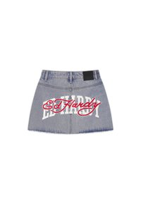 Minigonna di denim con orlo sfrangiato, passanti per cintura e "Ed Hardy" ricamato in grandi lettere bianche e rosse sul retro.