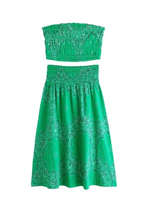 Grünes zweiteiliges Outfit mit gerafftem schulterfreiem Oberteil und hoch tailliertem Rock mit Paisley- und Blumenmustern.