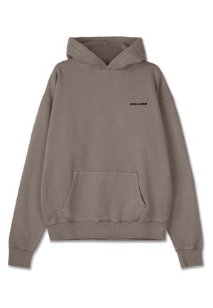 Brun hettegenser laget av myk stoff, med kengurulomme og ribbede ermer. Svart "PEGADOR" logo foran.