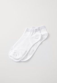 Weiße Knöchelsocken mit einer weichen Textur, ausgestattet mit einem grauen Rippenbund und kleinem Branding an der Seite. Zwei Paare sind zusammen dargestellt.