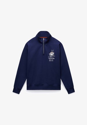 Marineblå sweatshirt med kvartlynlås, lange ærmer og hvid grafik af en kanin med briller over teksten "Napapijri" på brystet.