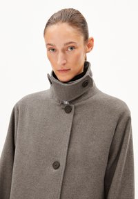 ARMEDANGELS VAANOISE - Klassischer Mantel - dark caramel melange