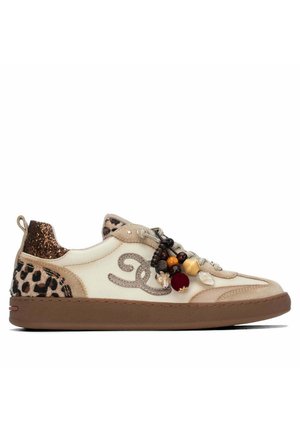 Zapatilla baja beige con detalles de estampado de leopardo, talón con brillo, cuentas decorativas en los cordones y suela de goma marrón.