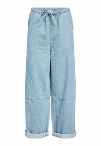 Pantaloni in denim blu chiaro a gamba larga con vita elastica, coulisse e orli arrotolati. Presentano cuciture visibili e una vestibilità comoda.