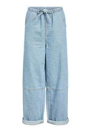 Pantalones de mezclilla de pierna ancha en azul claro con cinturilla elástica, cordón y puños enrollados. Presenta costuras visibles y un corte relajado.