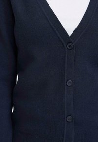 Cardigan bleu marine avec un design en V, doté d'un tricot texturé, d'une fermeture à cinq boutons, et de côtes au niveau des poignets et de l'ourlet.