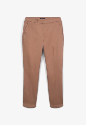 Pantaloni beige su misura realizzati in un tessuto morbido, con due tasche frontali e gamba dritta. Chiusura in fondo con un orlo discreto.