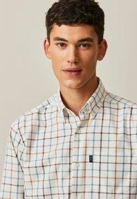 Next EASY OXFORD - Overhemd - ecru white blue mini tattersall
