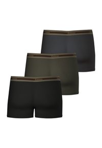 Trois paires de boxers pour hommes en noir, gris foncé et vert olive. Chacune possède une ceinture contrastante marron avec le texte "Eminence".