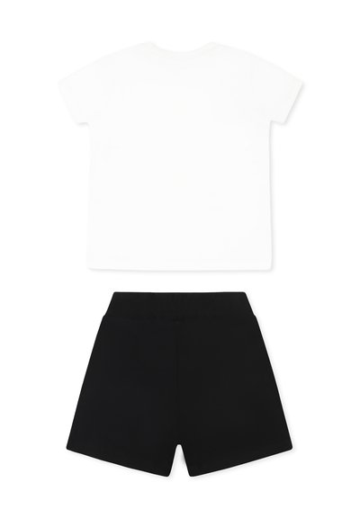 T-shirt bianco in cotone con maniche corte e scollatura rotonda abbinato a pantaloni corti neri elasticizzati con vita elasticizzata.