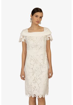 Spitzenkleid in Off-White mit taillierter Silhouette, ausgestattet mit einem breiten Bootsausschnitt, kurzen Ärmeln und gewellten Saumdetails.