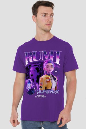Mann trägt lila T-Shirt mit animierter weiblicher Figur mit blauem und lila Haar, gelber Jacke und den Schriftzügen "RUMI", "HUNTRX" und "KPOP DEMON HUNTERS".