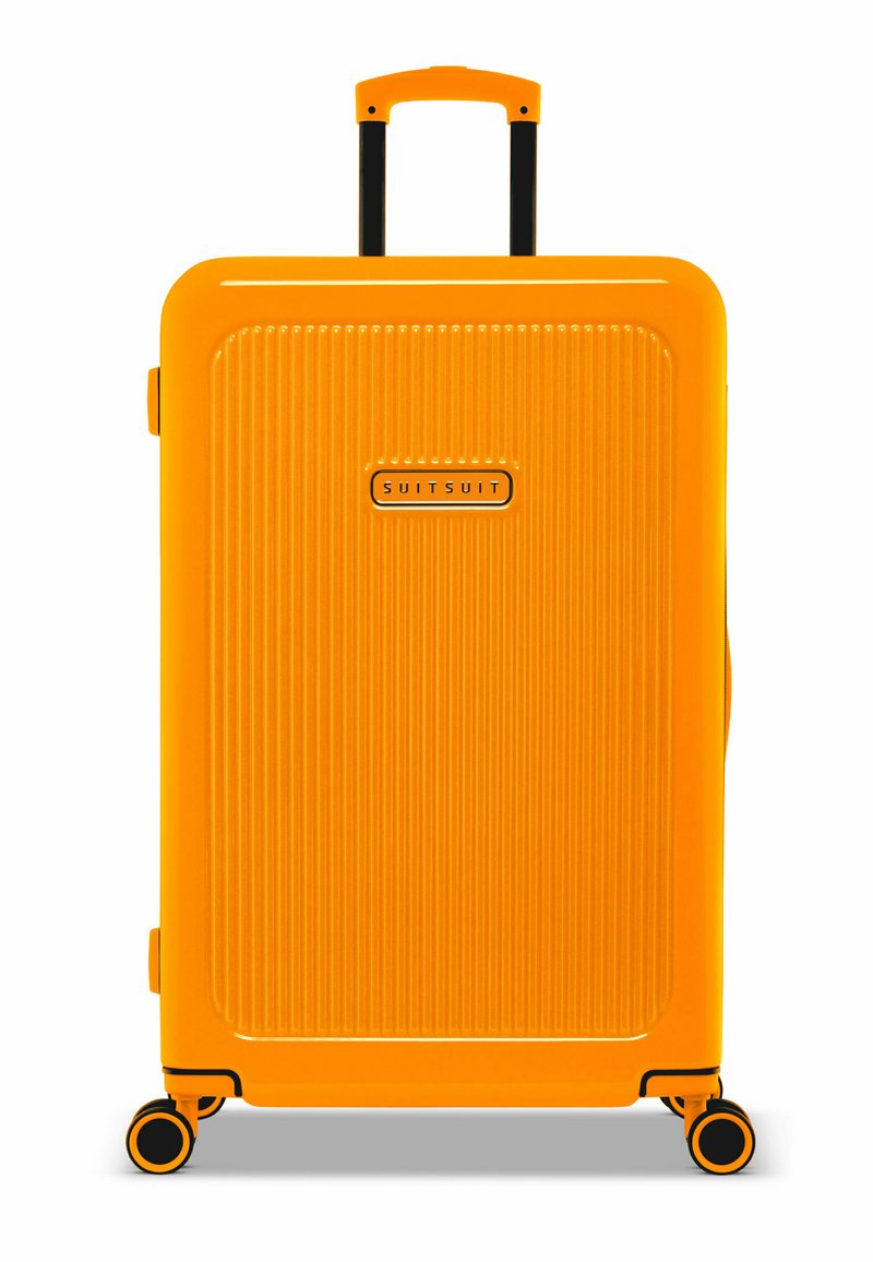 Harde koffer in feloranje. Heeft een verticale ribbelstructuur, zwarte handgreep en wielen. "SUITSUIT" logo aan de voorkant.