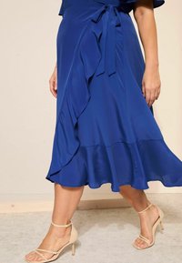Curves Like These FLUTTER SLEEVE WRAP REGULAR FIT - Vardagsklänning - blue