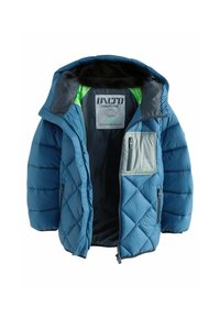 Giacca trapuntata blu con cappuccio, zip frontale, due tasche con zip e una tasca sul petto grigio chiaro, mostrata aperta per rivelare la fodera interna nera e verde.