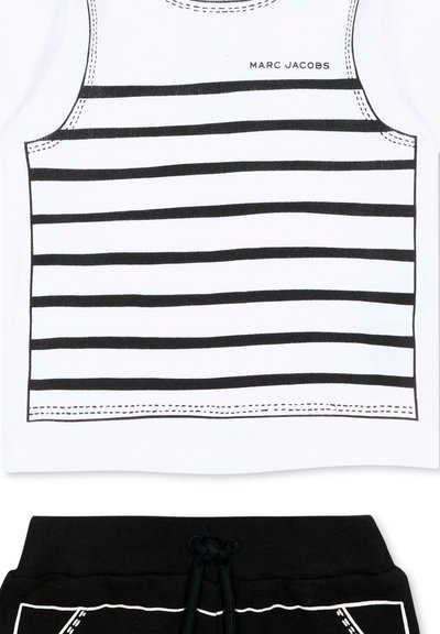 Haut blanc sans manches avec des rayures horizontales noires et le texte « Marc Jacobs », associé à un short noir à cordon avec des bordures blanches.