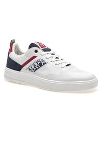 Sneaker bianco con design testurizzato, dettagli blu e rossi, logo sul lato e suola in gomma piatta per la trazione. Chiusura con lacci.