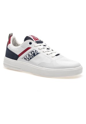 Sneaker bianco con design testurizzato, dettagli blu e rossi, logo sul lato e suola in gomma piatta per la trazione. Chiusura con lacci.