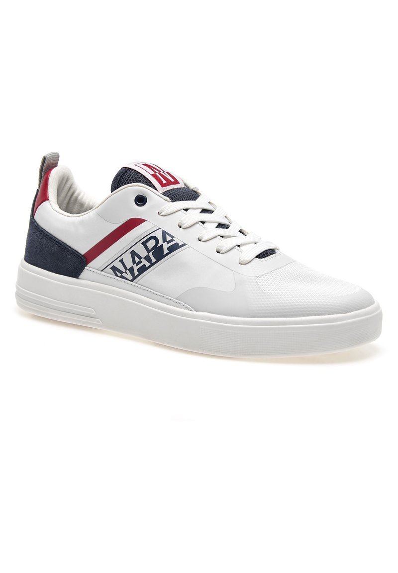 Sneaker bianco con design testurizzato, dettagli blu e rossi, logo sul lato e suola in gomma piatta per la trazione. Chiusura con lacci.