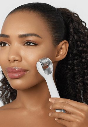 GESKE, MICRONEEDLE FACE ROLLER | 9 IN 1 | SMARTAPPGUIDED - Skincare tool - white