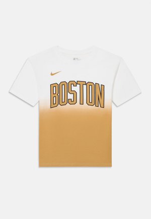 Korte mouw T-shirt van katoen, met een ombreverloop van wit naar goud. "BOSTON" gedrukt in dikke zwarte letters met een klein Nike-logo.