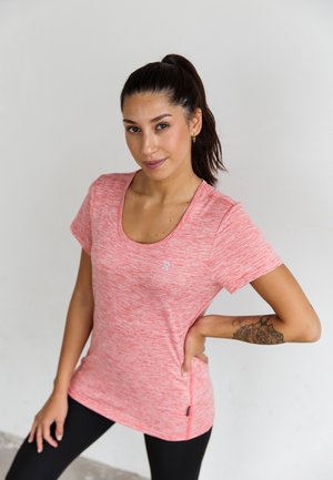 Rode, gemêleerde sportshirt met korte mouwen en een ronde halslijn, met een klein logo op de borst en een textuurstof.
