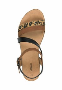 Sandalia multiestrapada en marrón y negro con una banda de estampado de leopardo, parte superior de cuero, suela plana y hebilla ajustable en el tobillo. Plantilla suave.