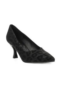 Zapato de tacón alto negro con punta afilada y textura de estampado de leopardo, que presenta una silueta elegante y un tacón estrecho de color negro sólido.