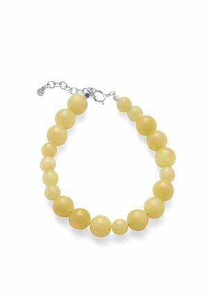 Żółta okrągła bransoletka z koralików z srebrnym zapięciem w kształcie homara i regulowanym łańcuszkiem na białym tle.