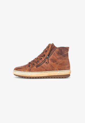 Baskets montantes en cuir marron avec fermeture à lacets et fermeture éclair sur le côté. Présente un dessus texturé, une semelle en caoutchouc et une semelle beige en contraste.