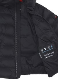 Giacca a vento nera con collo alto, chiusura a zip, polsini elastici e etichetta "comfortemp" con icone per la resistenza alle intemperie.